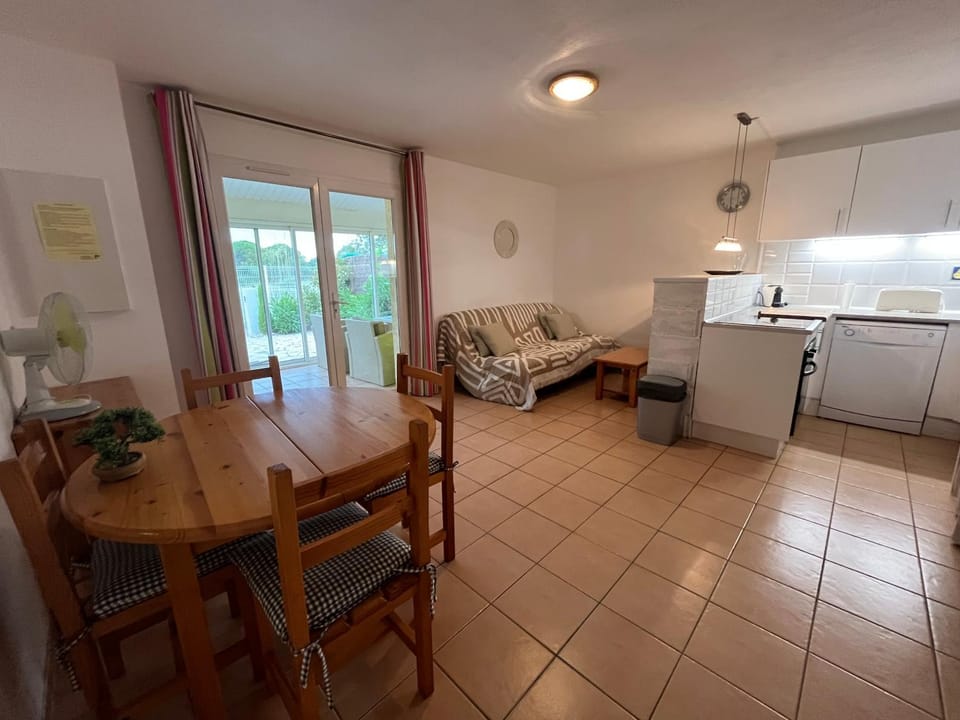 Belle villa 2 chambres terrasse vue réserve naturelle dans résidence sécurisée avec piscine commune 800m de la mer LRCS50 Villa in Portiragnes