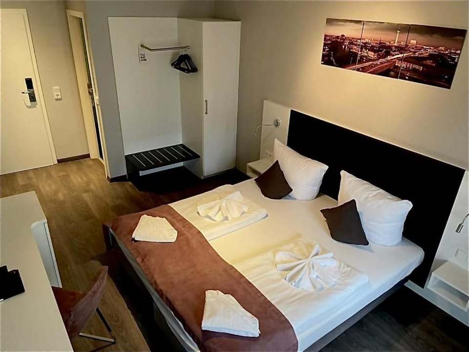 Bed, TV and multimedia, Photo of the whole room, towels, wardrobe