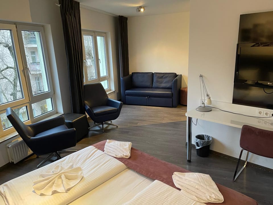 Bed, Seating area