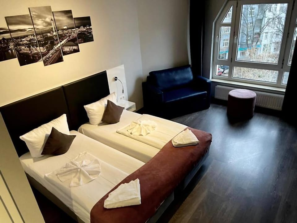 Bed, Seating area