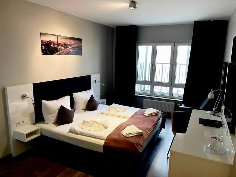 Bed, TV and multimedia, Photo of the whole room, hair dresser, towels