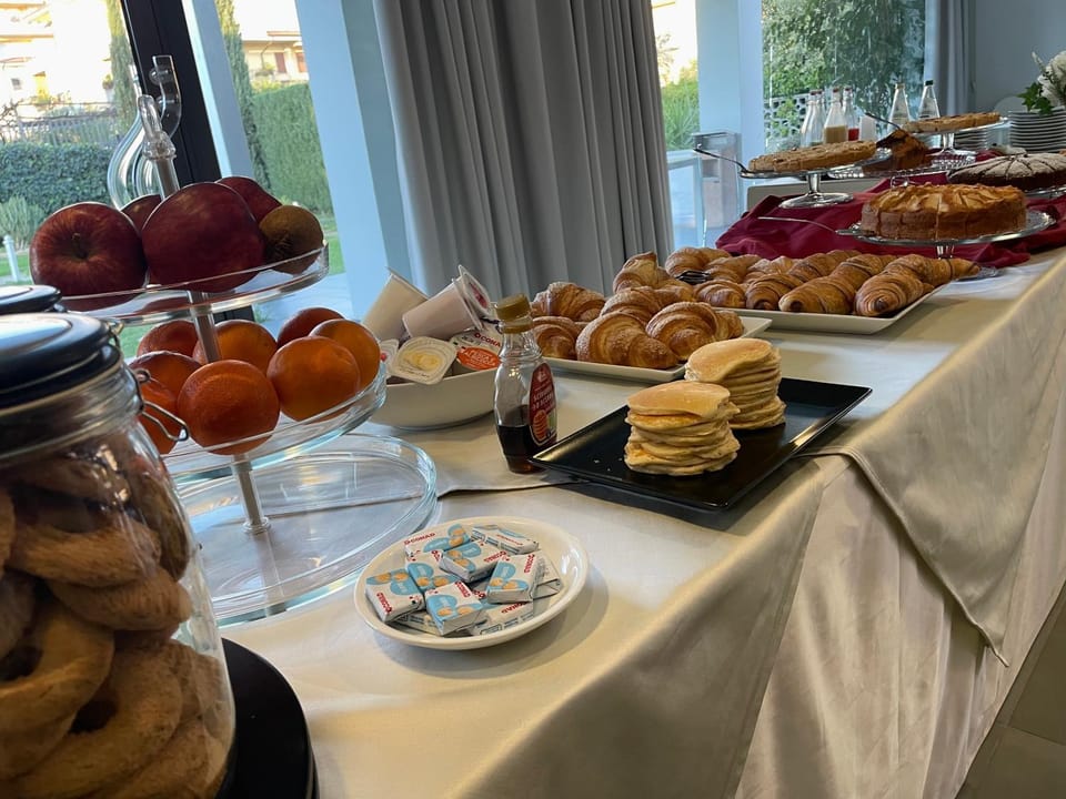 Food and drinks, Food, Breakfast, Continental breakfast, Buffet breakfast