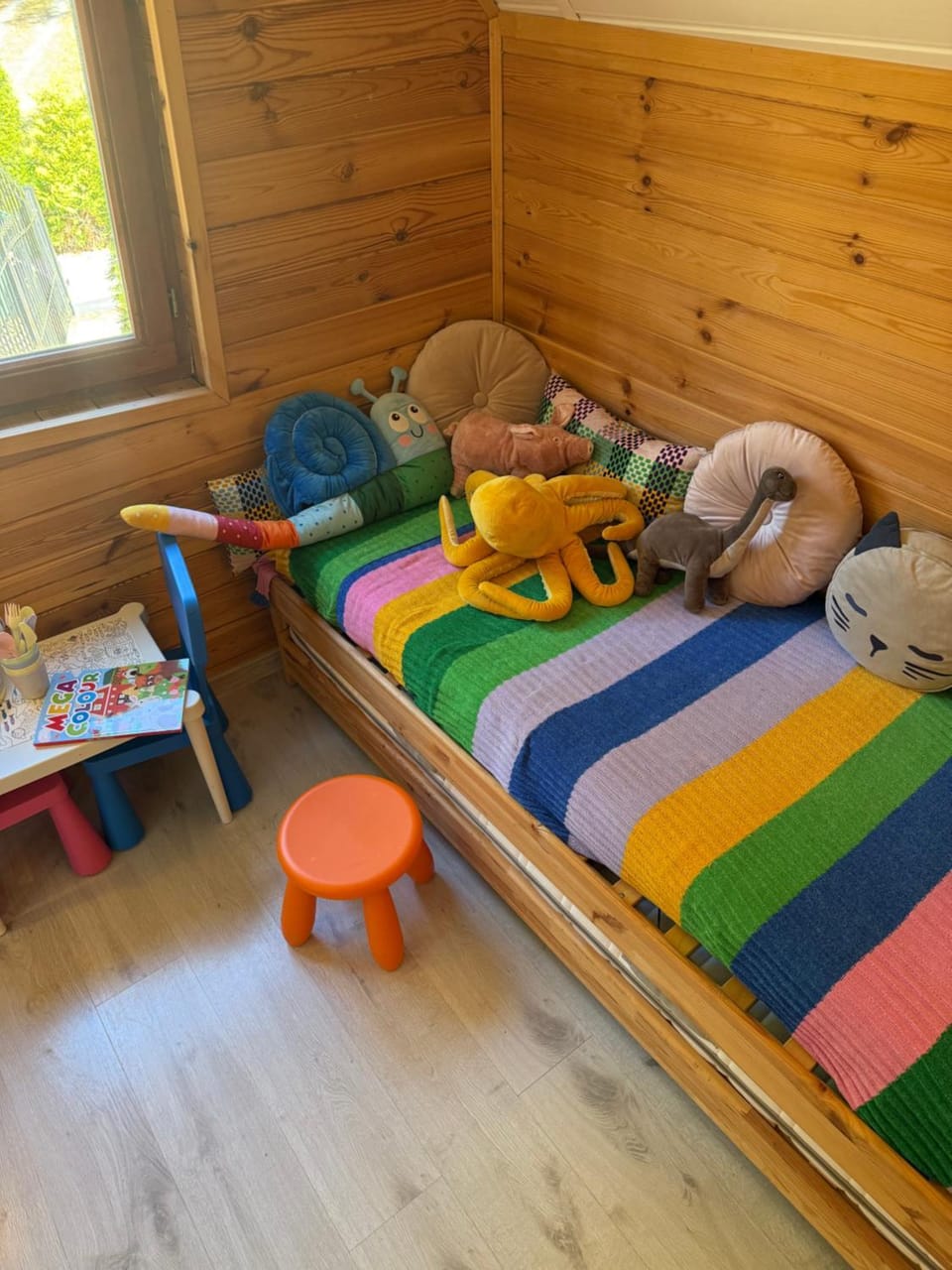 Photo of the whole room, Bedroom