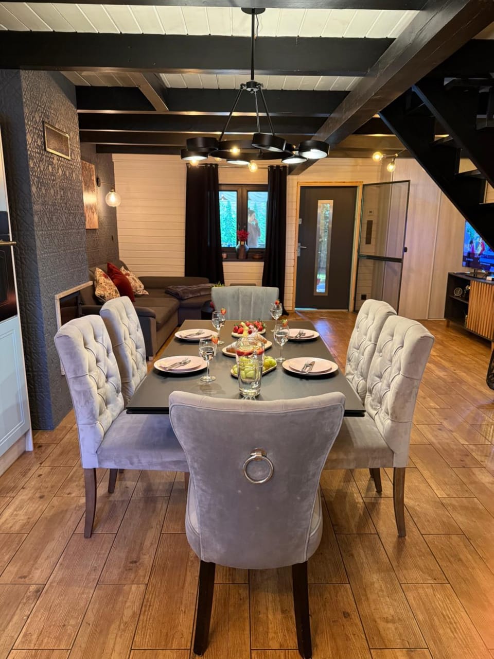 TV and multimedia, Kitchen or kitchenette, Living room, Seating area, Dining area