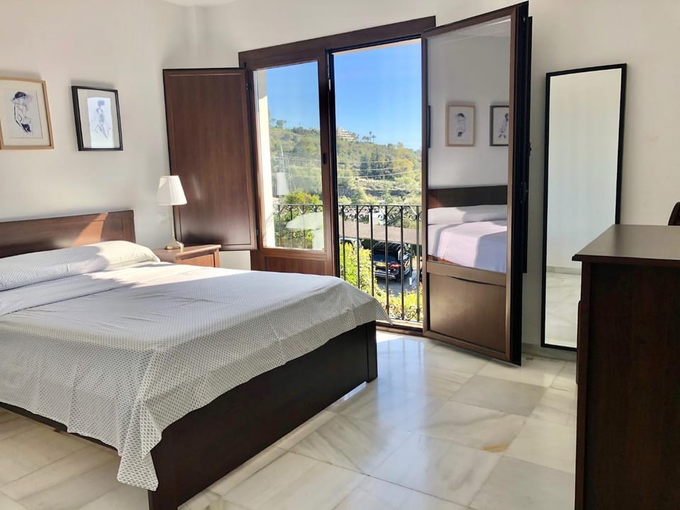Photo of the whole room, Bedroom, City view