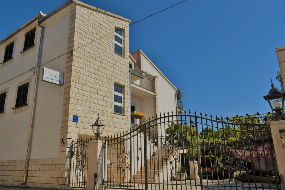 Property building, Facade/entrance