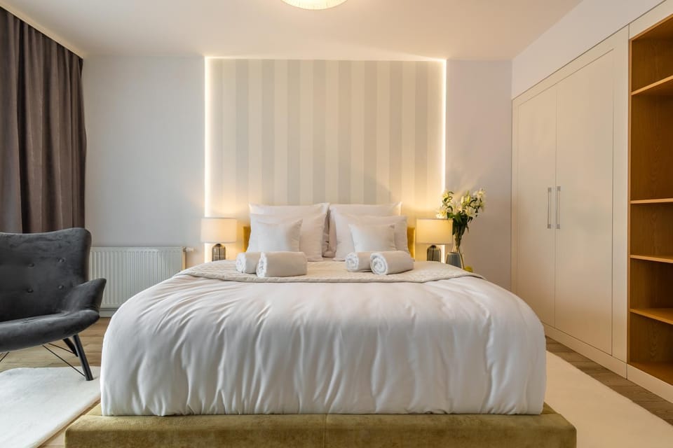 Bed, Living room, Photo of the whole room, Seating area, Bedroom