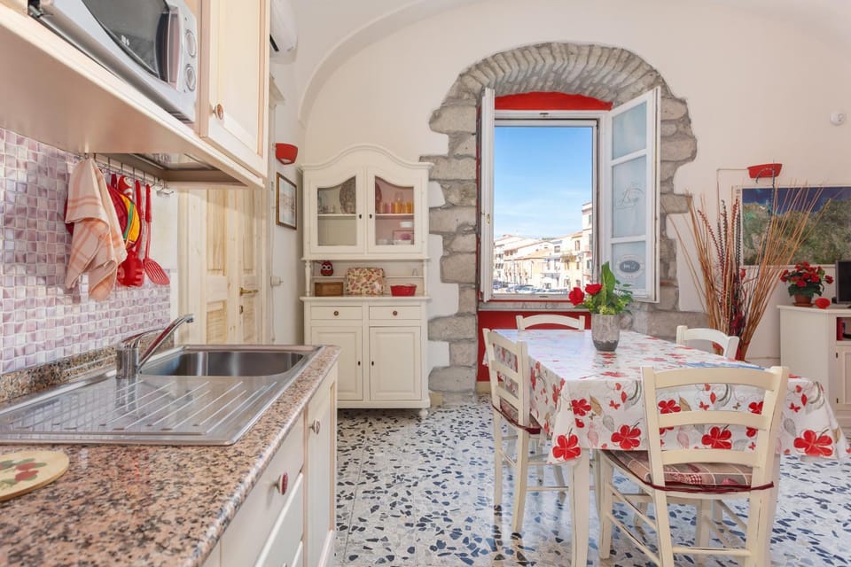 Kitchen or kitchenette, Photo of the whole room, Dining area, City view