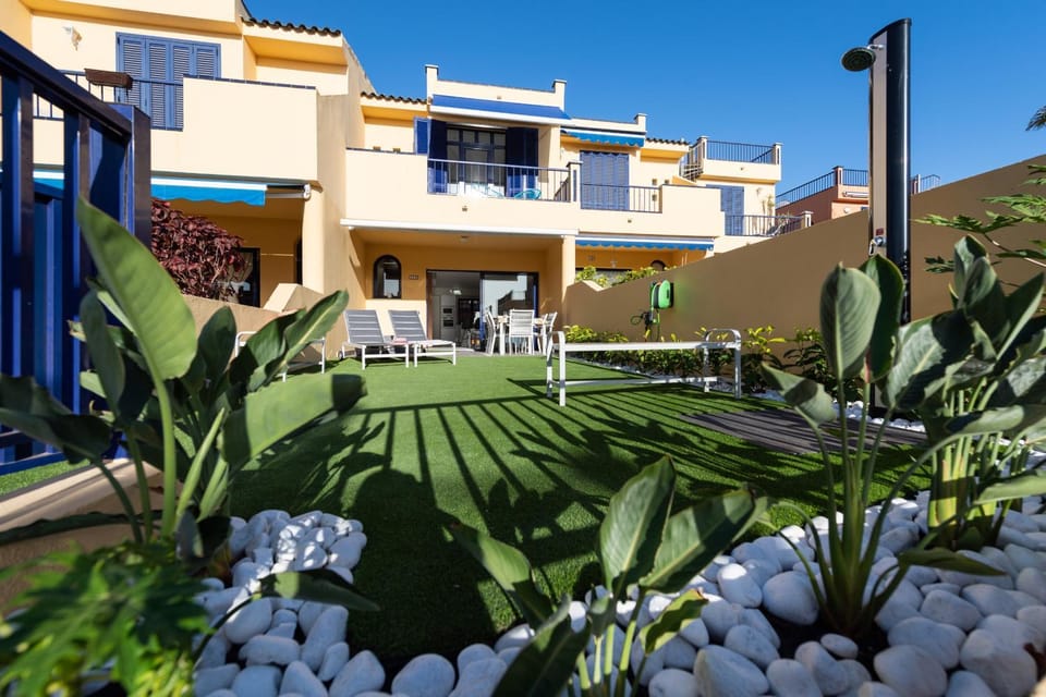 Shower, Property building, Garden, Balcony/Terrace, sunbed