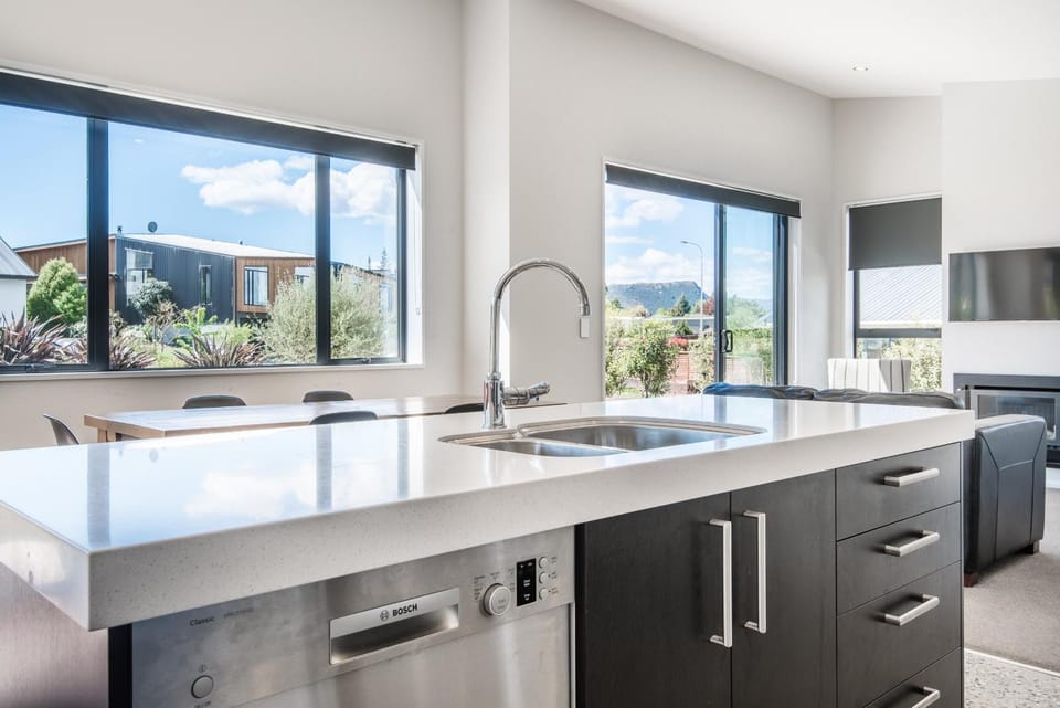 Kitchen or kitchenette, Mountain view, Quiet street view