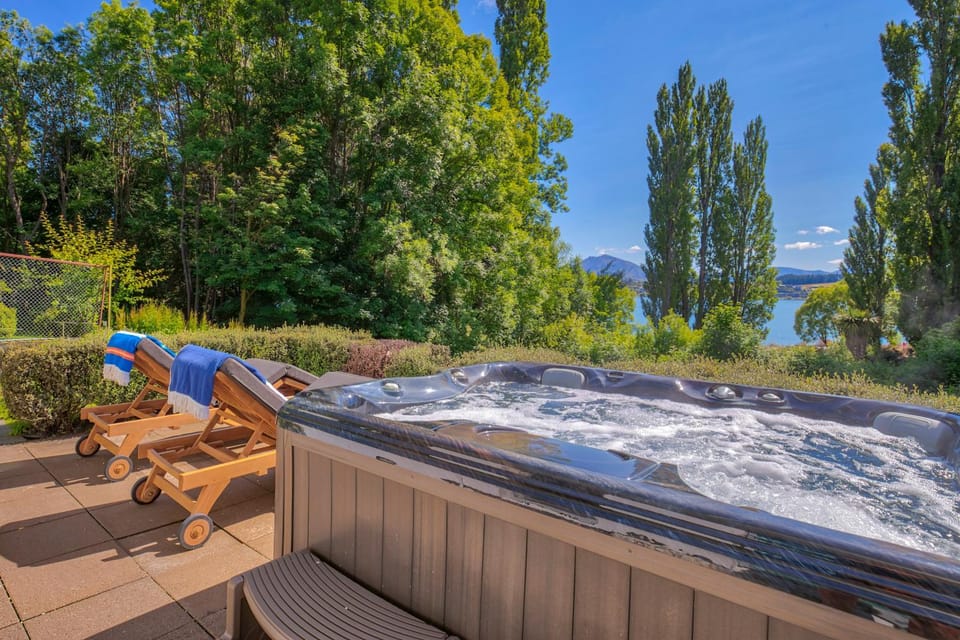 Natural landscape, Garden, Hot Tub, Garden view, Lake view, Mountain view, sunbed