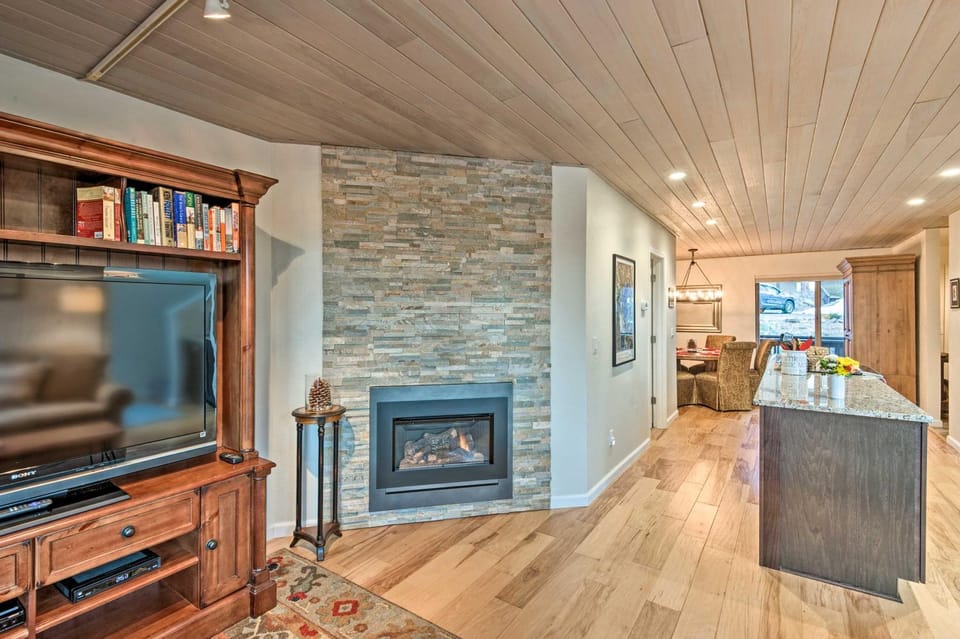 2 Mi to Heavenly Mountain: Tahoe Retreat w/ Views House in Round Hill Village