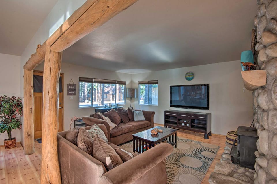 7 Mi to Heavenly Ski Resort: Cozy Tahoe Cabin Cabin in Sierra Nevada