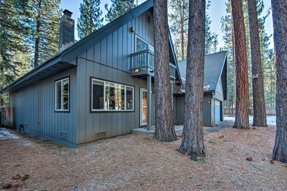 7 Mi to Heavenly Ski Resort: Cozy Tahoe Cabin Cabin in Sierra Nevada