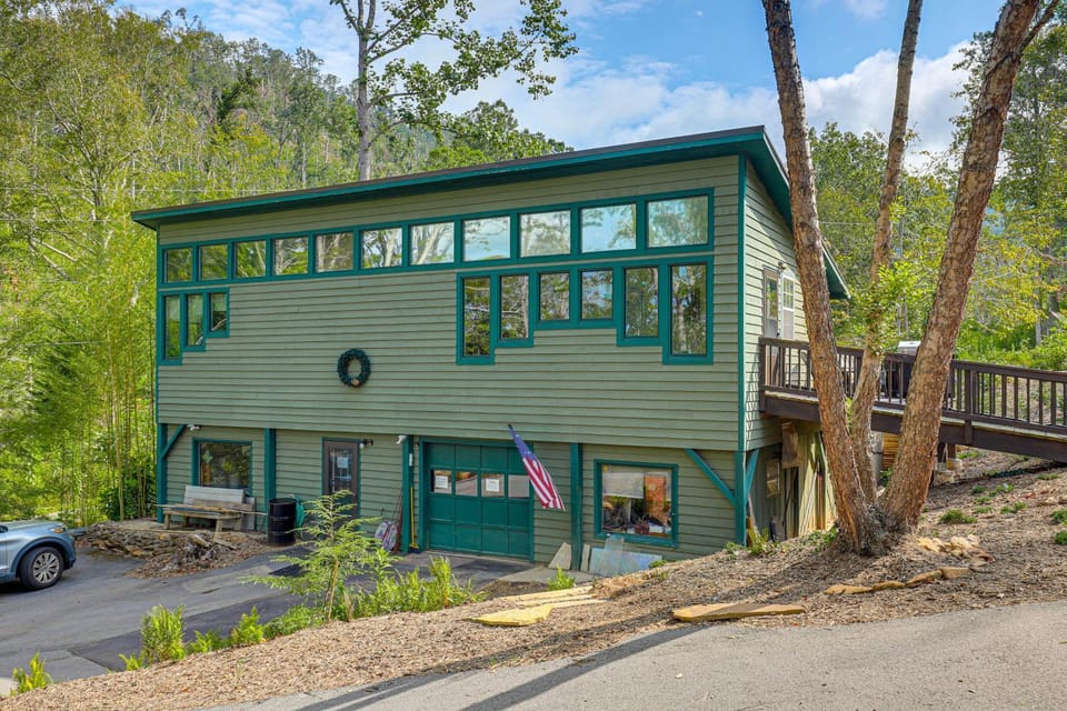 Blue Ridge Retreat w/ Deck: Hike, Sip & Explore! Apartment in Asheville