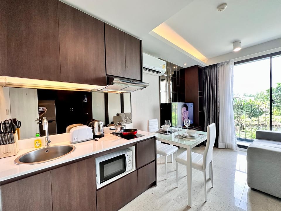 Kitchen or kitchenette, Living room, Seating area, Dining area, minibar, stove, toaster