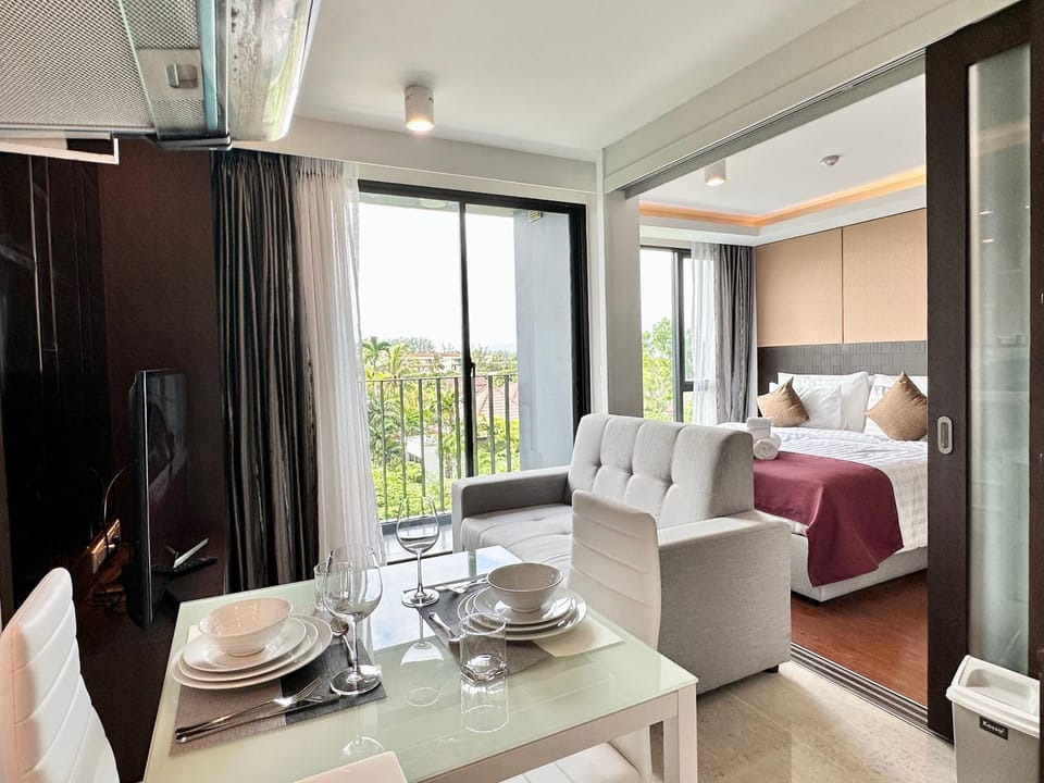 View (from property/room), Balcony/Terrace, Seating area, Bedroom
