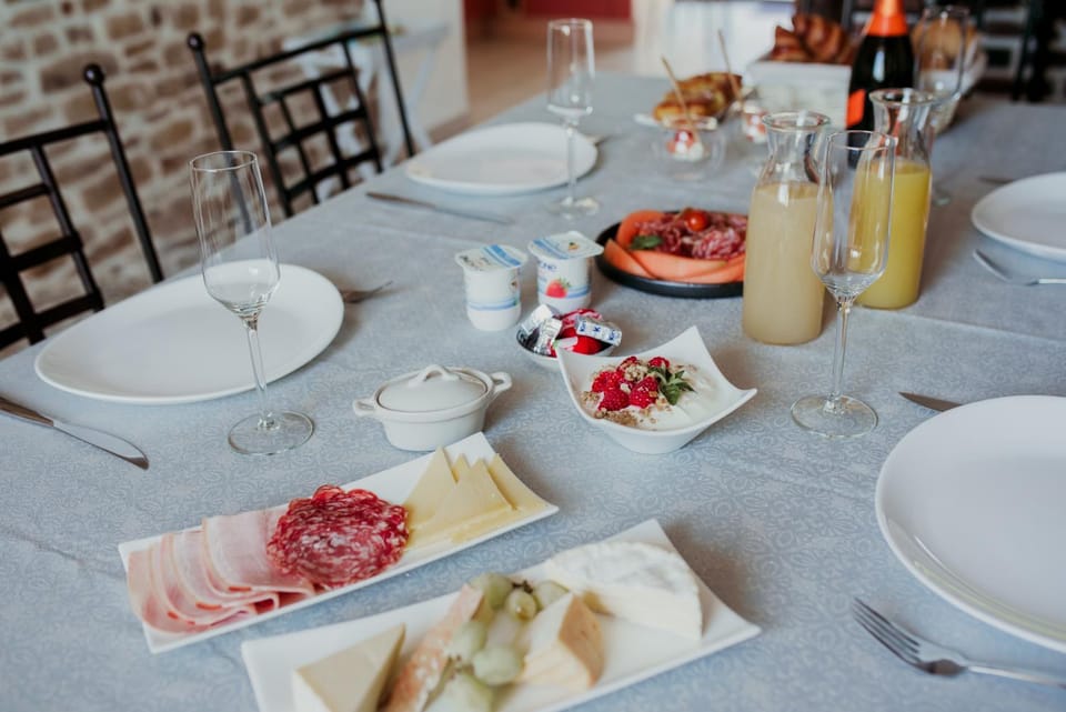 Coffee/tea facilities, Food and drinks, Food, Breakfast, Continental breakfast, Lunch, Dinner