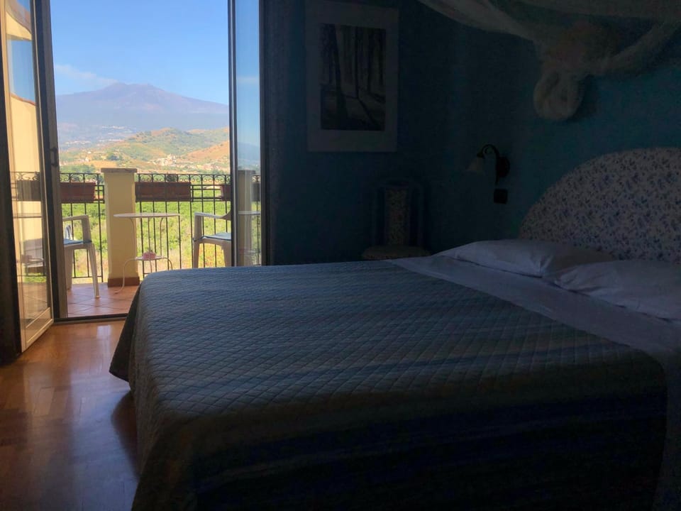 Bed, View (from property/room), Balcony/Terrace, Bedroom
