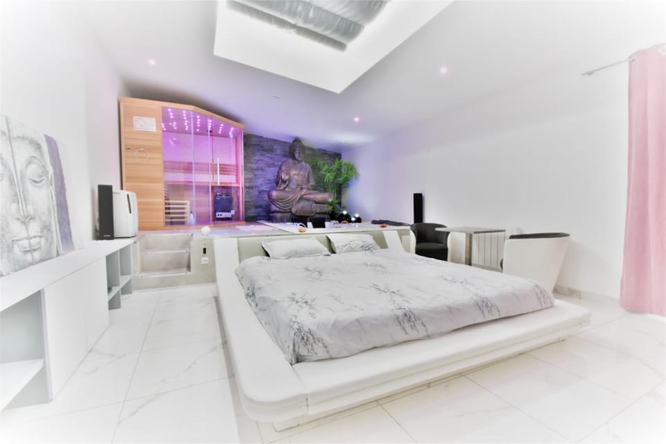 Bed, Place of worship, Hot Tub, Sauna, Living room, Spa and wellness centre/facilities, Seating area, hair dresser