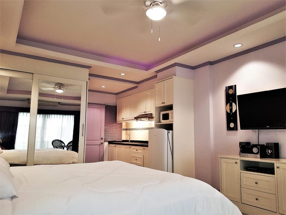Bedroom, kitchen