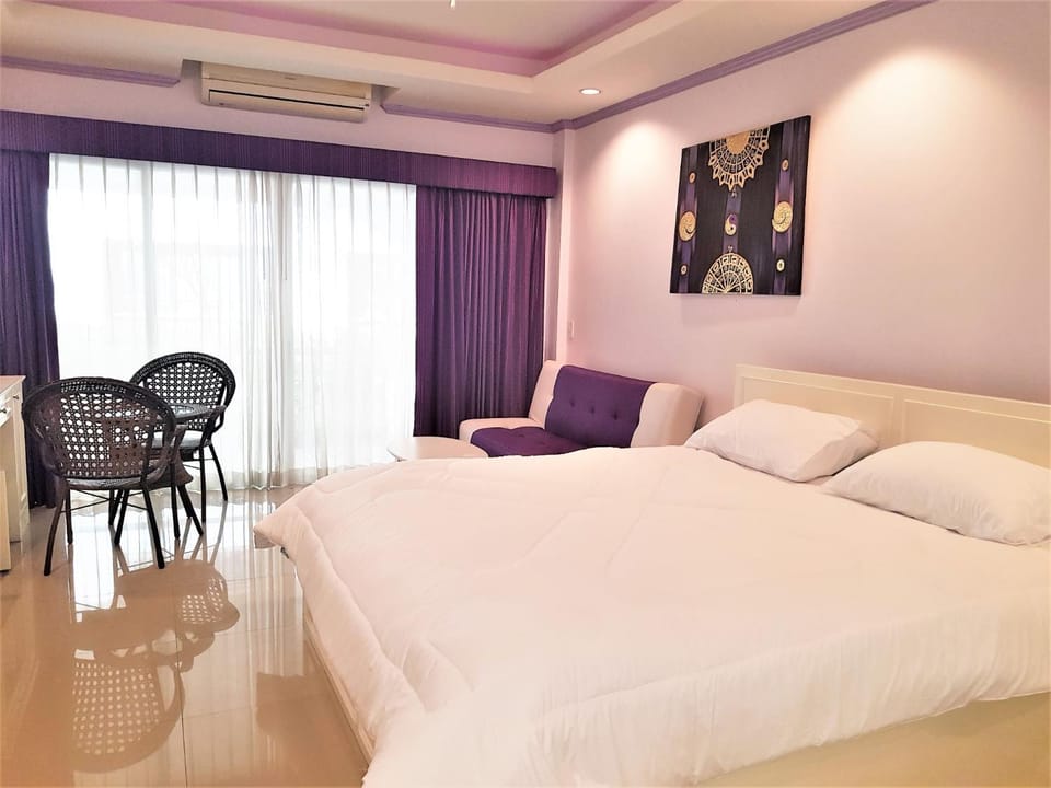 Seating area, Bedroom