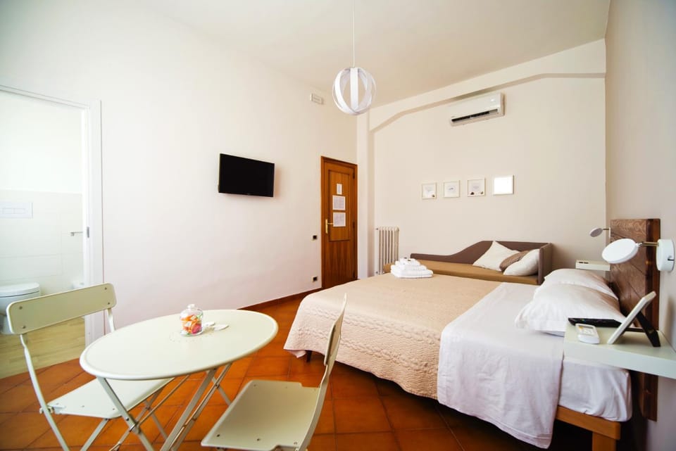 Bed, TV and multimedia, Photo of the whole room