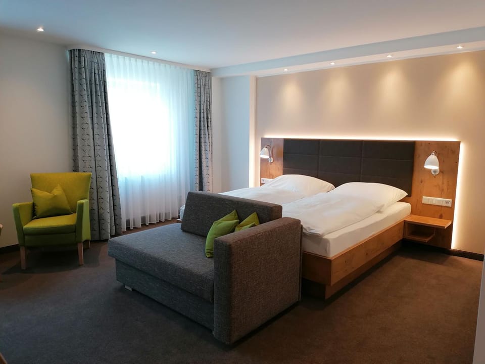 Bed, Photo of the whole room, Seating area, Bedroom, safe