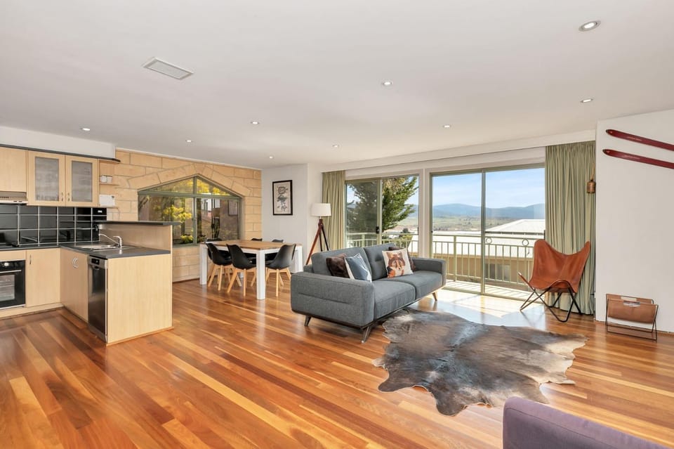 Kitchen or kitchenette, Living room, Seating area, Dining area