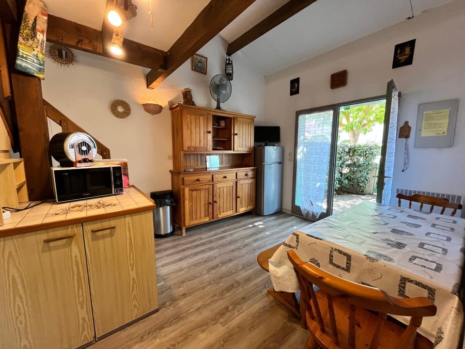 Kitchen or kitchenette, Dining area