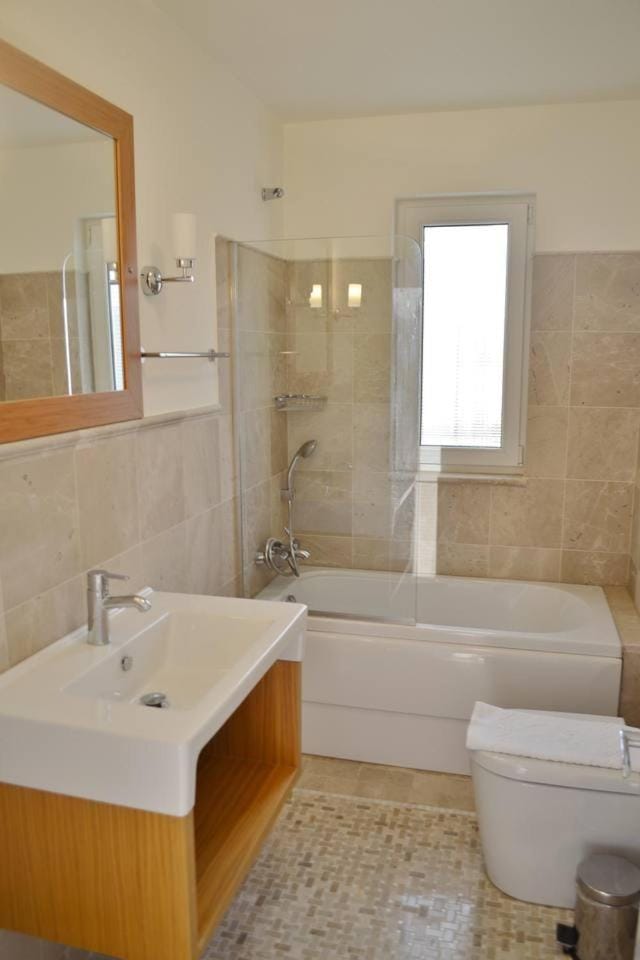 Shower, Toilet, Bathroom, Bath, bidet, towels