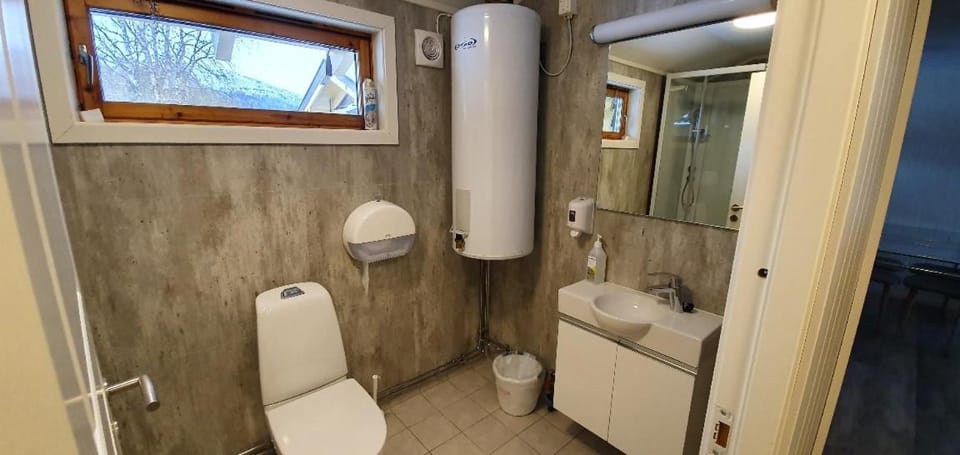 Shower, Toilet