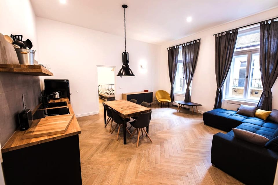 Kitchen or kitchenette, Living room, Seating area, Dining area
