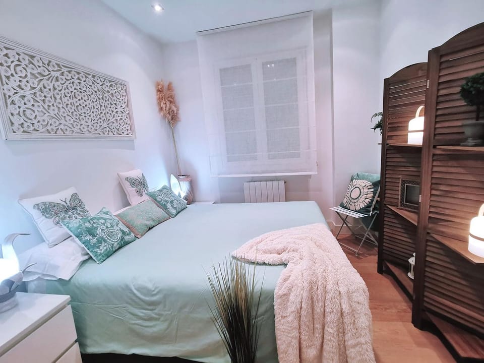 Photo of the whole room, Bedroom