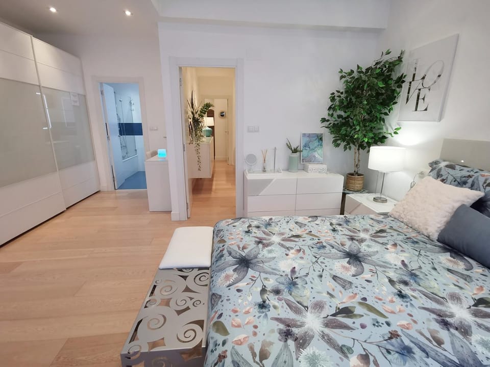 Photo of the whole room, Seating area, Bedroom