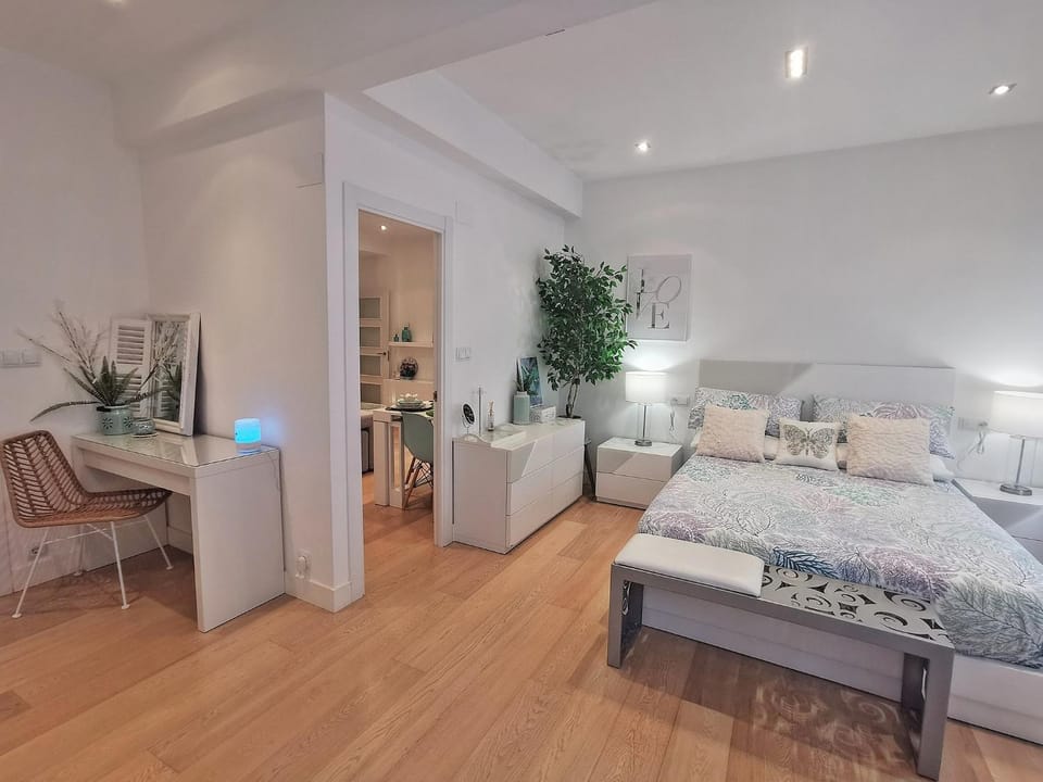 Bed, Photo of the whole room, Seating area, Bedroom
