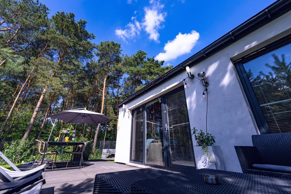 Property building, Patio, Spring, Day, Garden, Garden view, sunbed