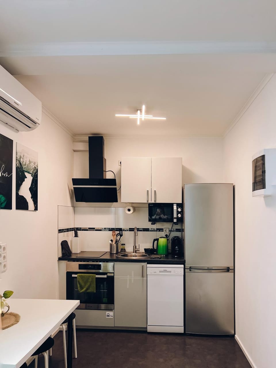 Kitchen or kitchenette, Dining area, oven, stove