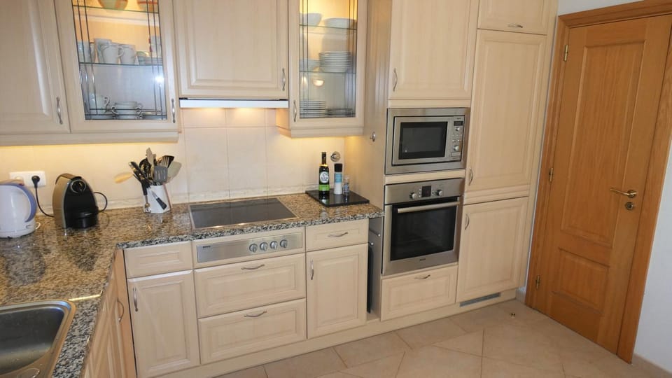 Coffee/tea facilities, Kitchen or kitchenette, minibar, pet friendly, stove
