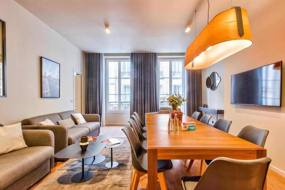 111- Urban Théâtre de la Madeleine Apartment in Paris