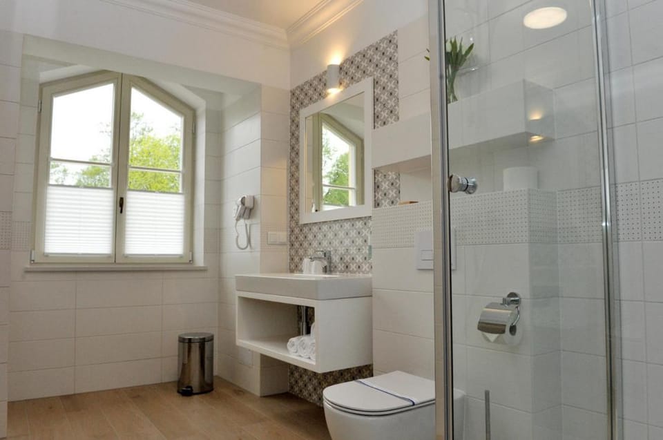 Shower, Toilet, Bathroom, heating, towels