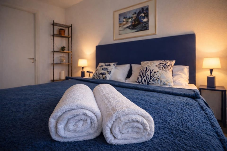 Bed, Decorative detail, towels
