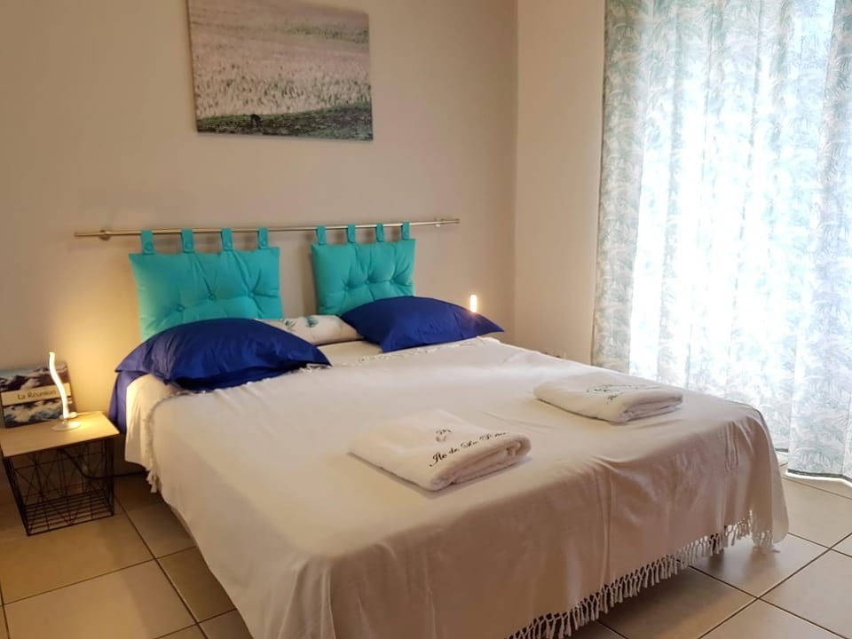 Bed, Photo of the whole room, Decorative detail, Bedroom, Pool view