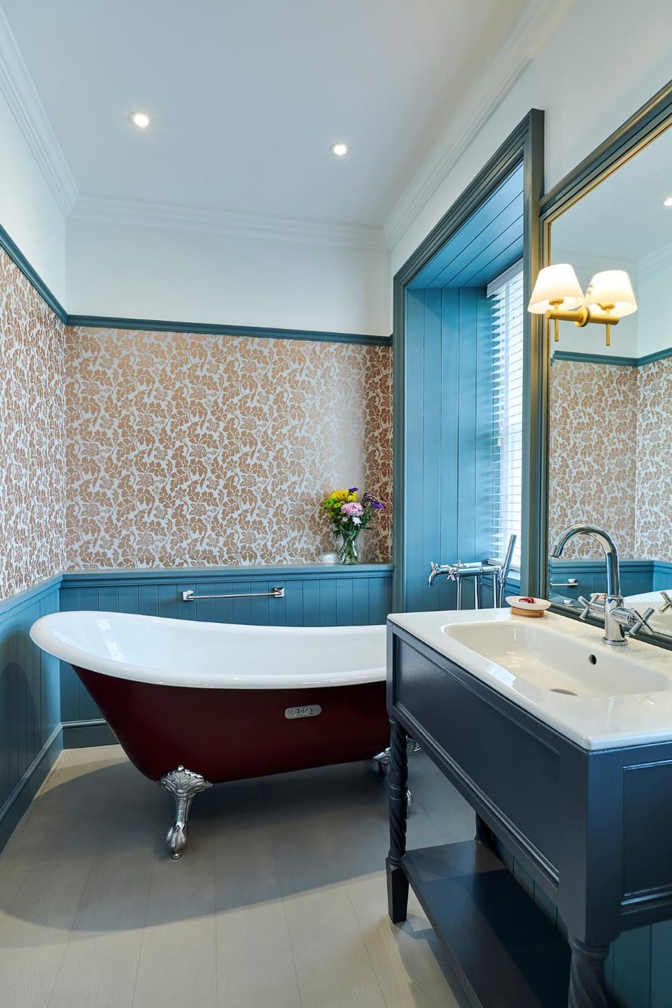 Restaurant/places to eat, Bathroom, Photo of the whole room, Decorative detail, Bath