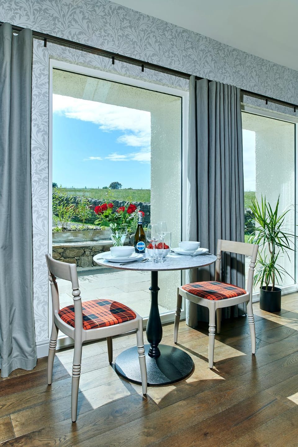 Living room, Decorative detail, Seating area, Dining area, Garden view