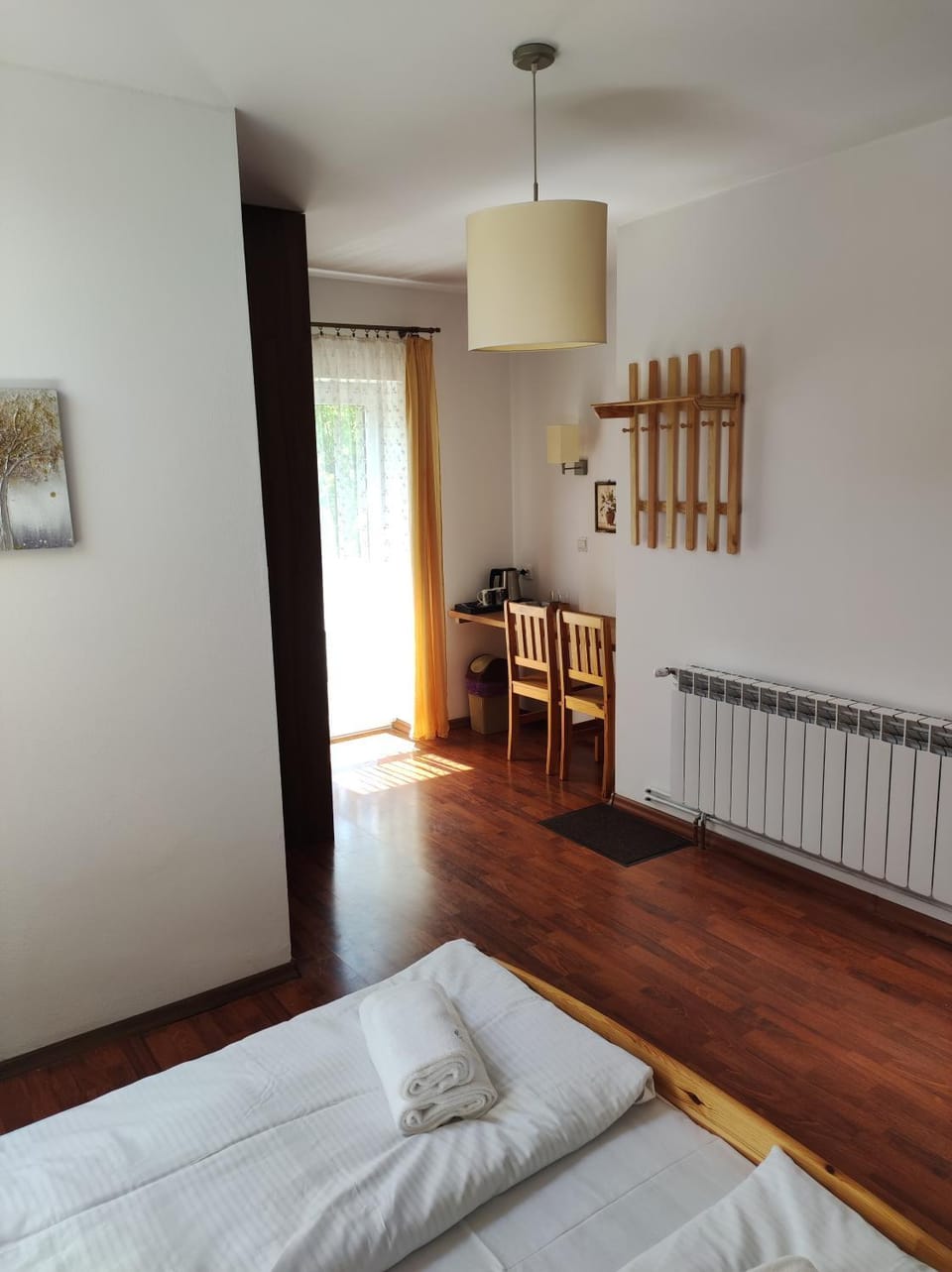Bed, Living room, Photo of the whole room, internet