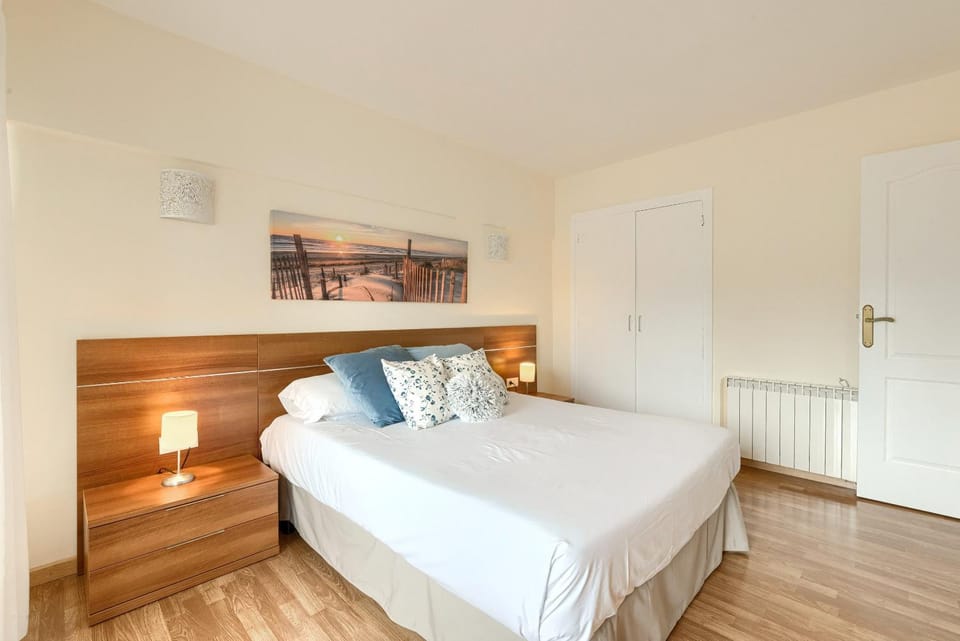 Coast & Beach View Parking Apartment in Bakio