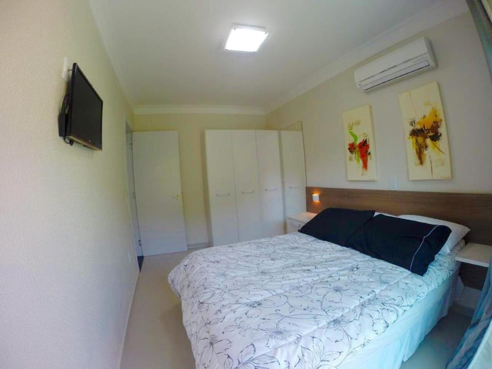 Photo of the whole room, Bedroom, wardrobe, air conditioner