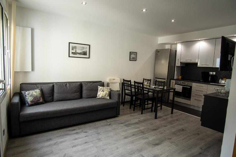 Kitchen or kitchenette, Living room, Seating area, Dining area