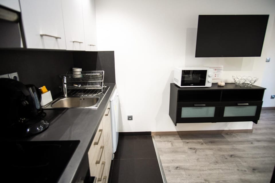 TV and multimedia, Kitchen or kitchenette, oven, stove